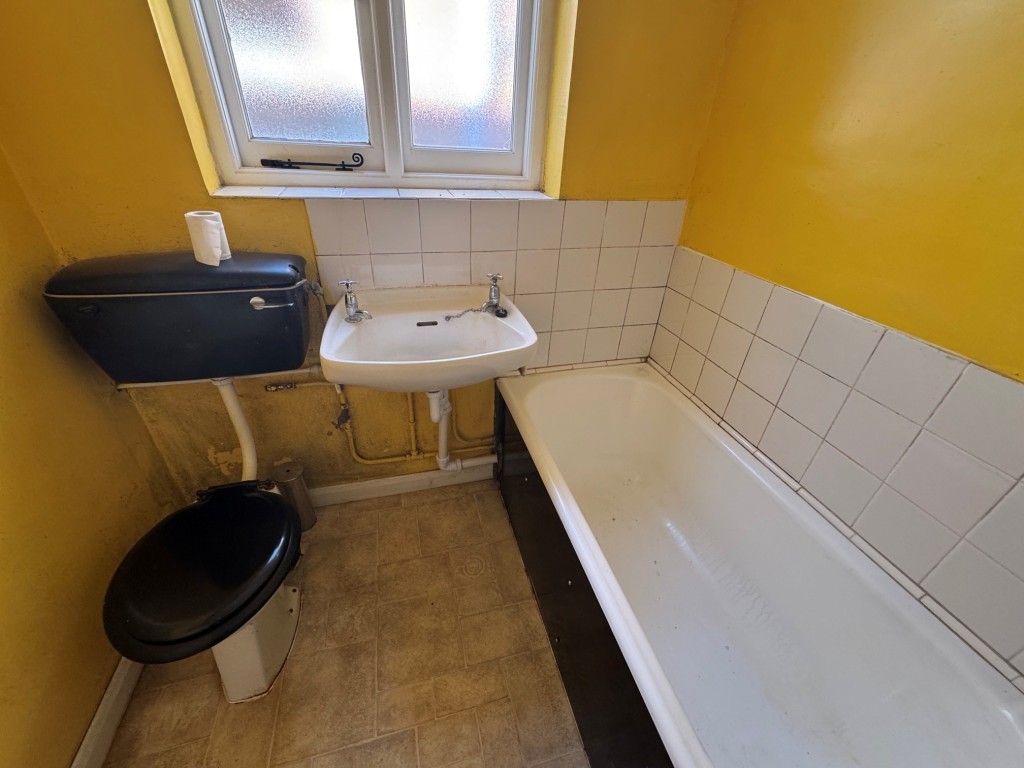 Lot: 167 - TWO-BEDROOM PERIOD COTTAGE IN POPULAR LOCATION - Bathroom